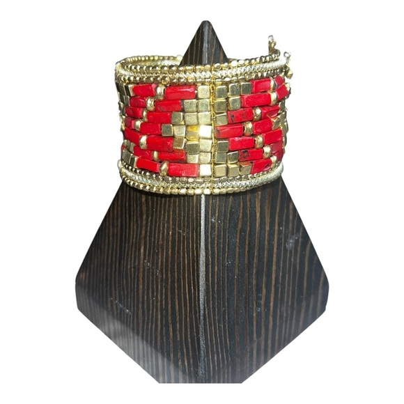 Red Dyed Howlite Stones With Gold Tone Metal Stones Cuff Bracelet Size 7.75 - Picture 4 of 4